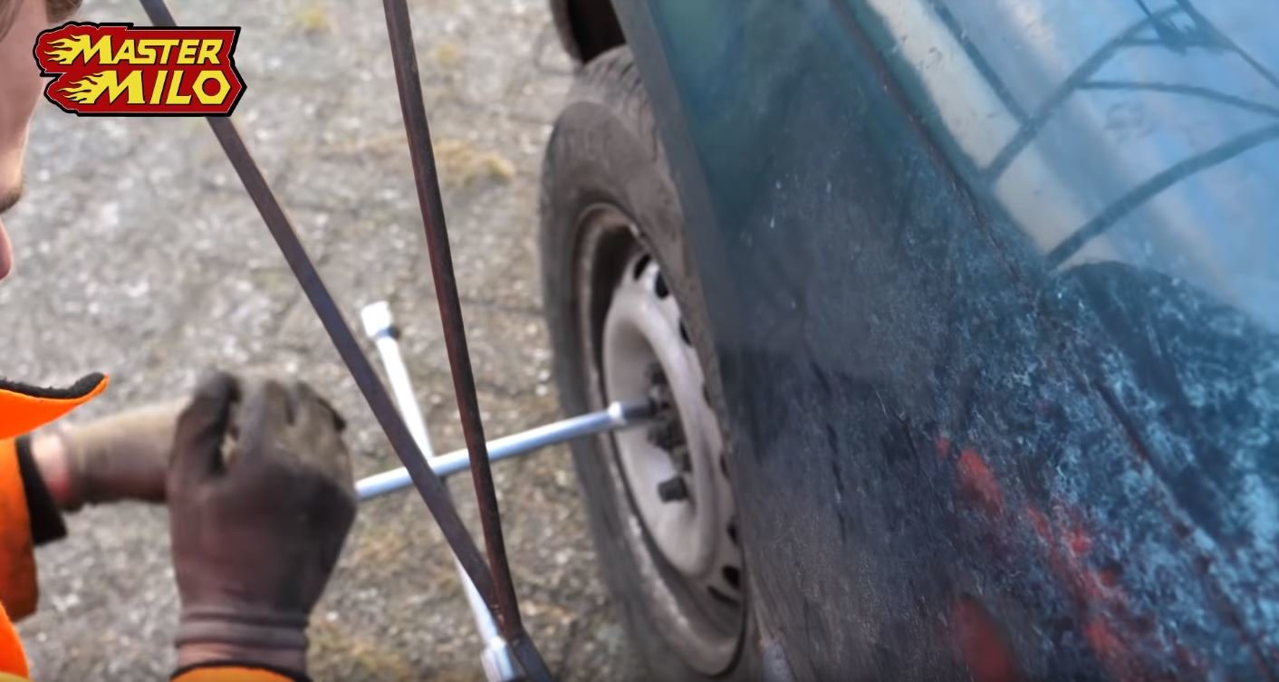 YouTuber se rozhodl vyzkoušet jízdu s povolenými šrouby u kol