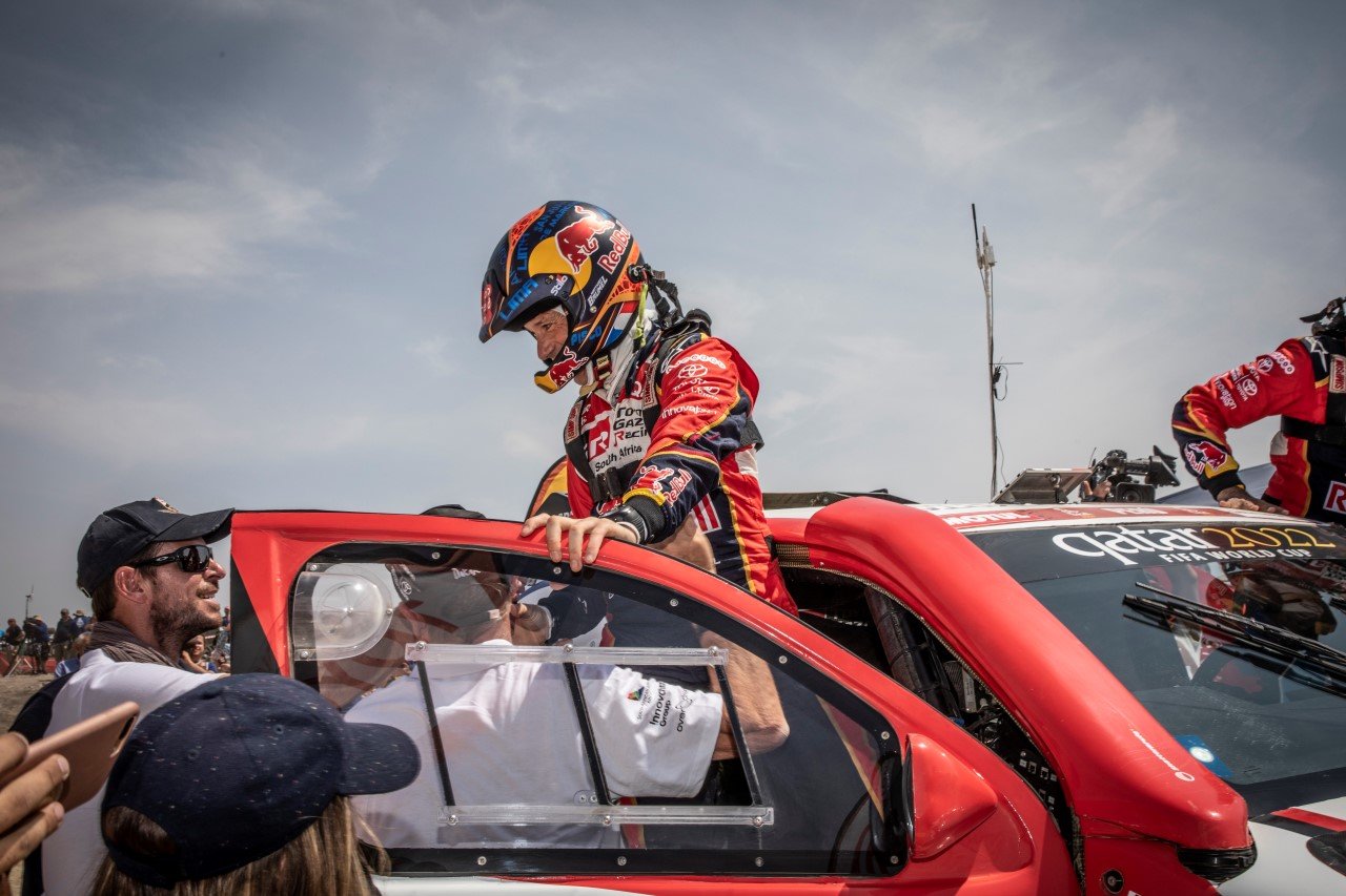Toyota Hilux vyhrála Rally Dakar. Je to i poprvé, kdy v jihoamerické éře Dakaru zvítězil vůz poháněný benzínem.
