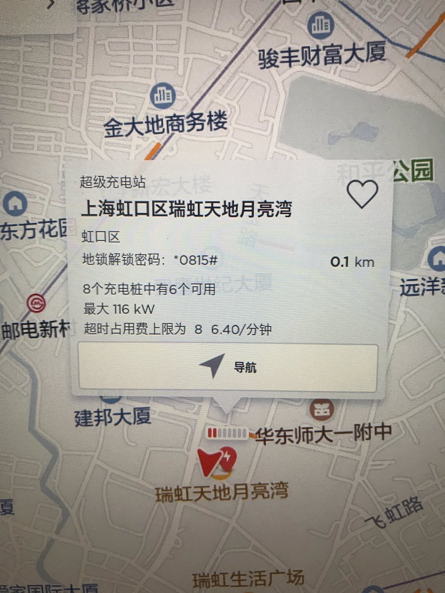 V Číně se u nabíječek Tesly rozhodli bojovat s ICEingem po svém (Twitter/@ShanghaiJayin)