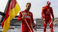 Mick Schumacher a Sebastian Vettel na Závodě šampionů v Mexiku