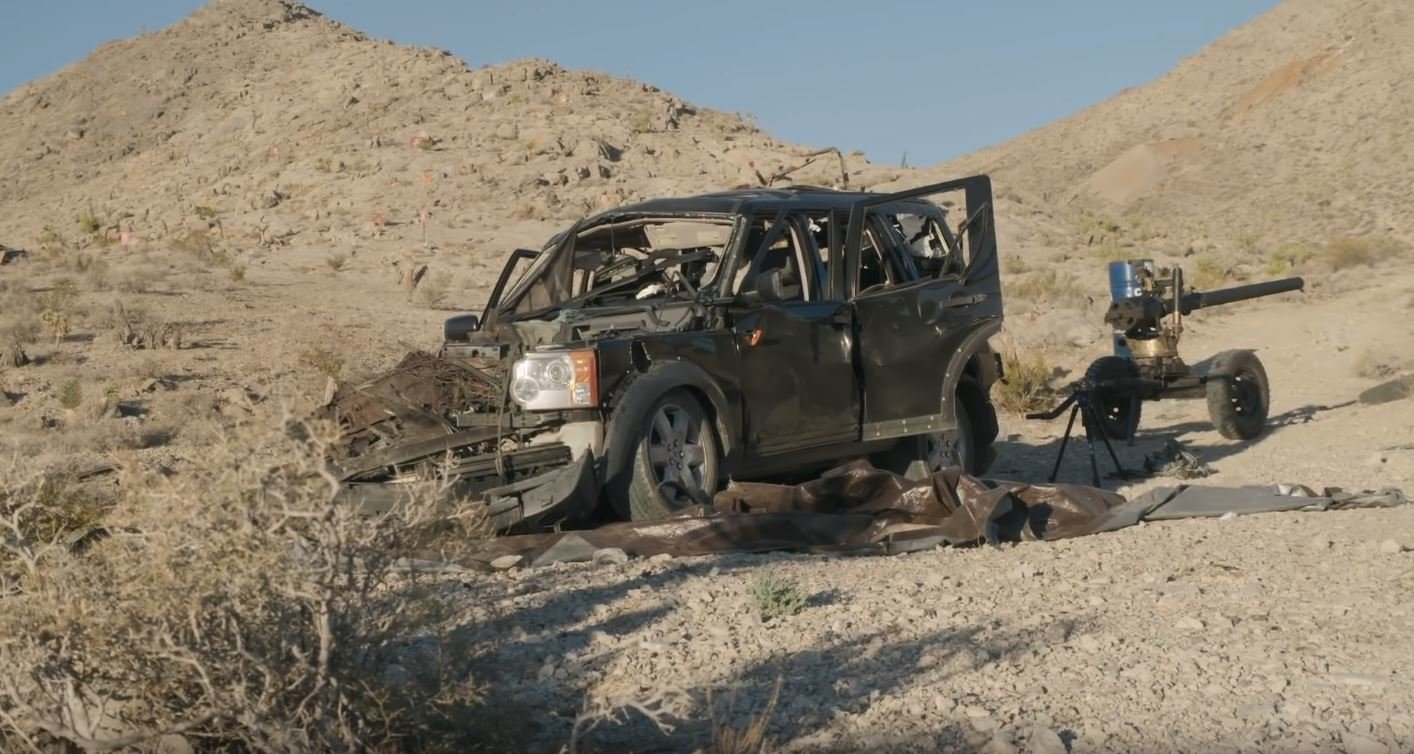 Starý Land Rover Discovery se stal obětí tanku M60 a bezzákluzového děla