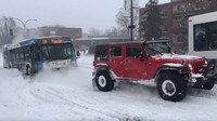 Majitelé tří SUV spojili síly a vyprostili zapadlý autobus