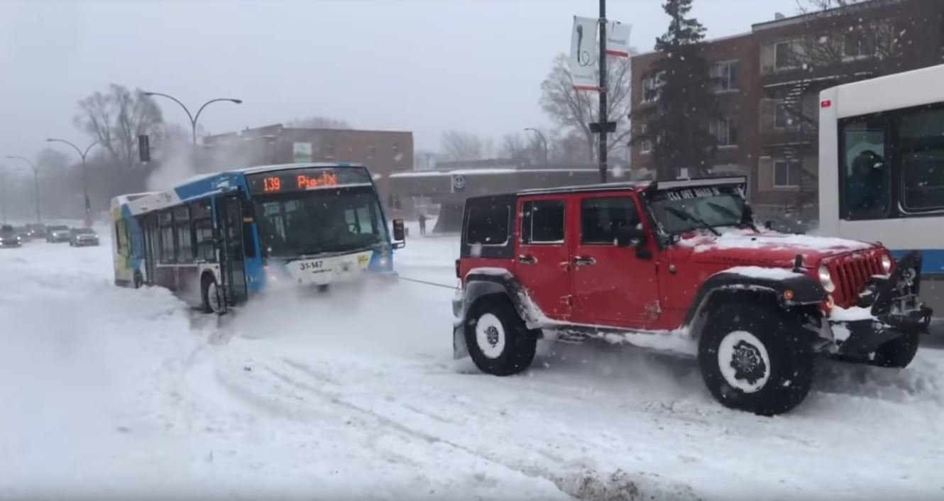 Majitelé tří SUV spojili síly a vyprostili zapadlý autobus