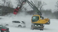 Společnost State Line Auto Auction používá k odklízení sněhu bagr Volvo se dvěma výkonnými turbínami