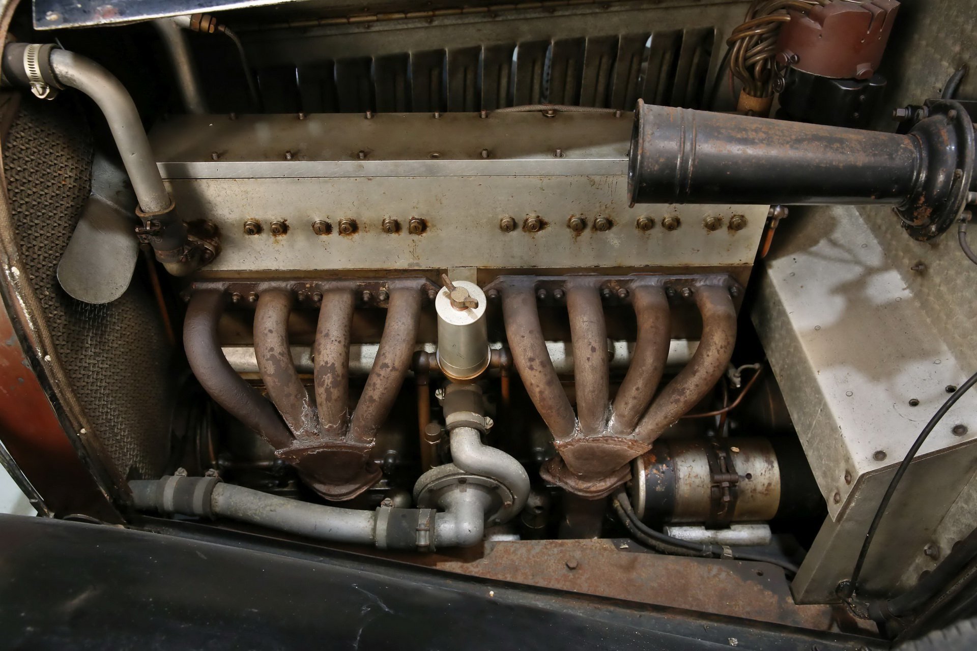 Zabarikádovaná stodola ukrývala sbírku vozů Bugatti