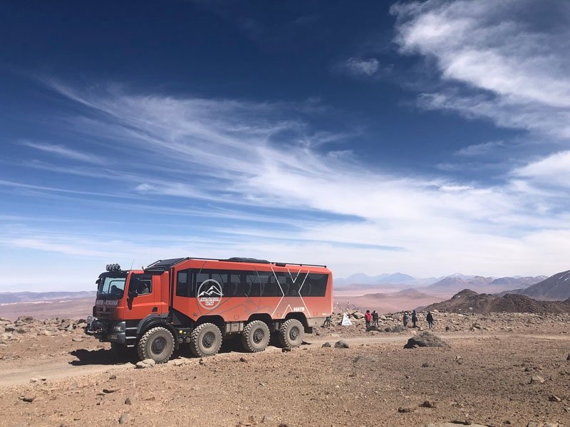 Tatrabus vozí turisty v jihoamerické Atacamě do tisícových výšek