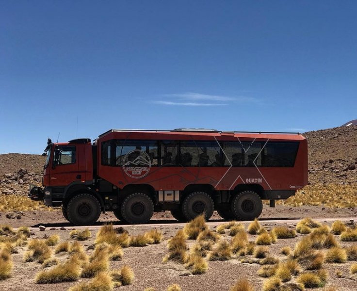 Tatrabus vozí turisty v jihoamerické Atacamě do tisícových výšek