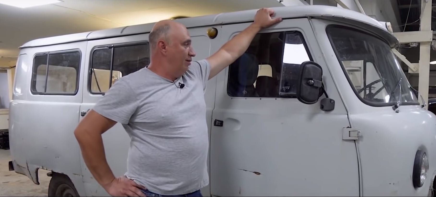 UAZ 452 se proměnil v pojízdný srub (YouTube/Garage_54)