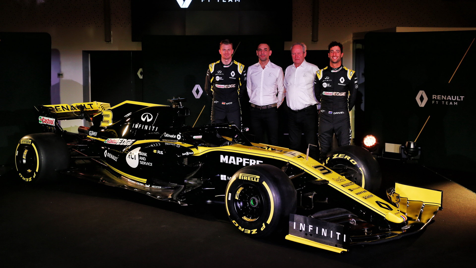 Šéfové Renault se svými jezdci při včerejší prezentaci