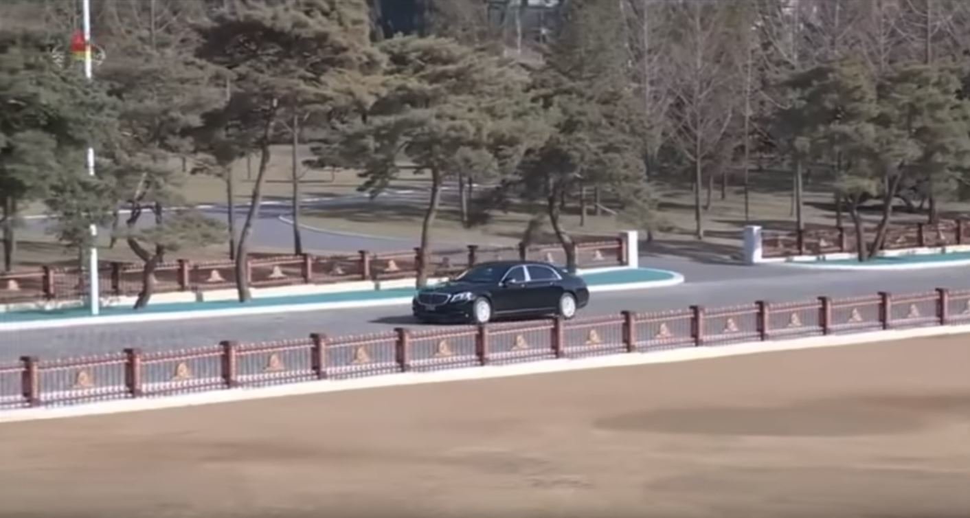 Kim Čong-un se pochlubil další novou limuzínou Mercedes-Maybach (YouTube/붉은별 TV)