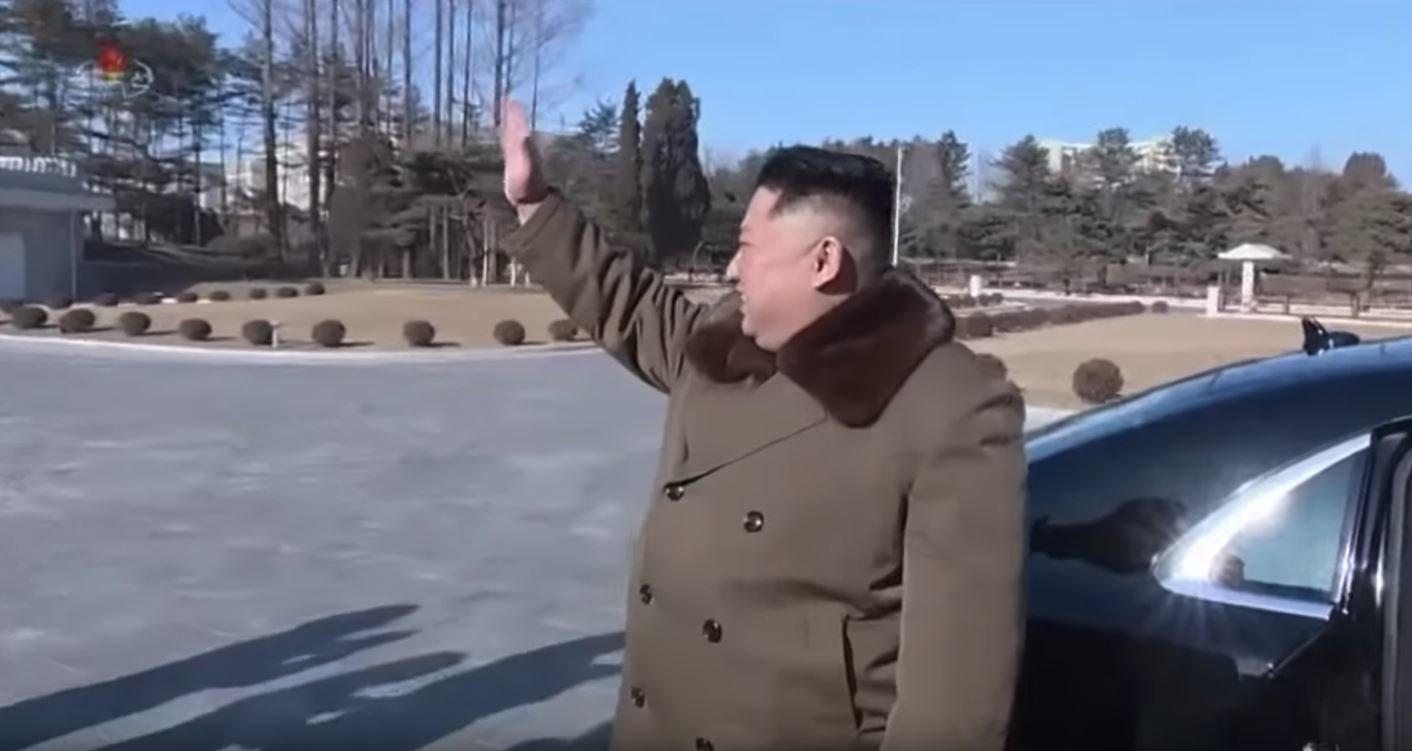 Kim Čong-un se pochlubil další novou limuzínou Mercedes-Maybach (YouTube/붉은별 TV)