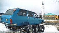 Renault 12 dostal zřejmě podomácku vyrobený pásový podvozek a proměnil se v malou rolbu (YouTube/Doğan Kabak)