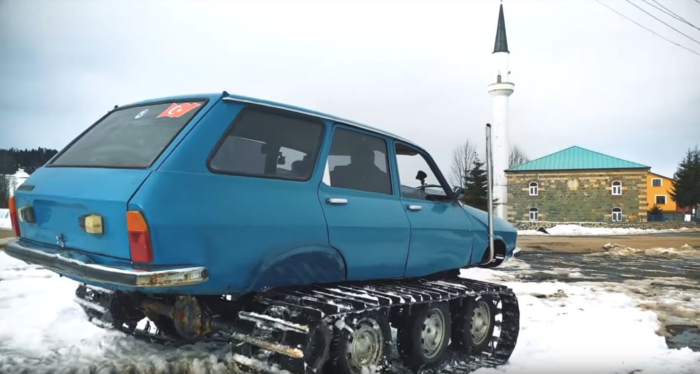 Renault 12 dostal zřejmě podomácku vyrobený pásový podvozek a proměnil se v malou rolbu (YouTube/Doğan Kabak)