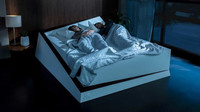 Speciální postel Ford „Lane-Keeping Bed" udrží každého partnera na jeho straně