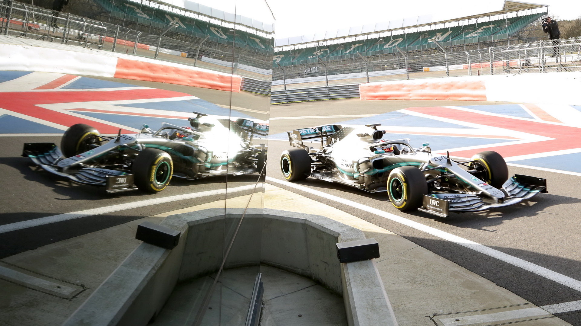 Lewis Hamilton vyjíždí s Mercedesem W10 z boxů