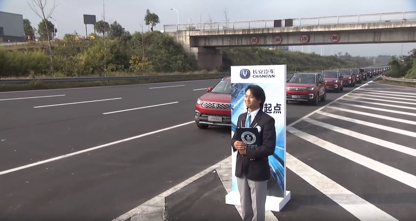 Kolona 55 autonomních SUV Changan urazila za 9 minut a 7 sekund cca 3.2 km (YouTube/Guinness World Records)