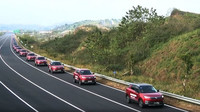 Kolona 55 autonomních SUV Changan urazila za 9 minut a 7 sekund cca 3.2 km (YouTube/Guinness World Records)