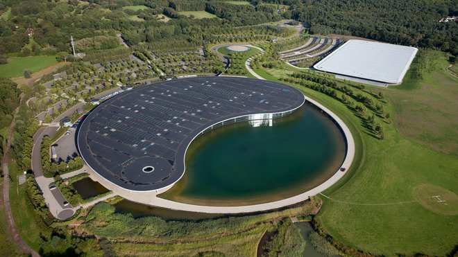 Letecký pohled na Technologické centrum McLarenu