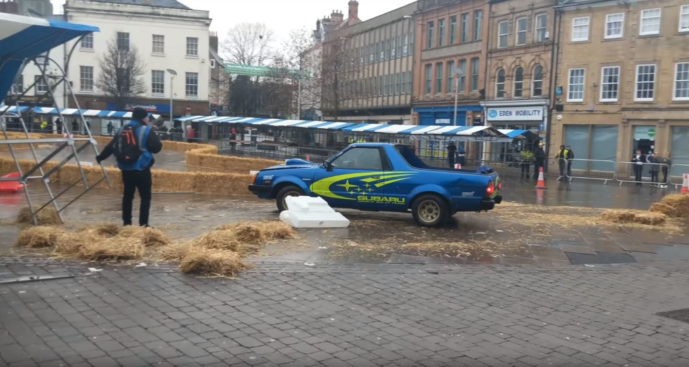 Freddie Flintoff během natáčení nového Top Gearu havaroval s elektrickým Subaru Brat (YouTube/SirRazma)