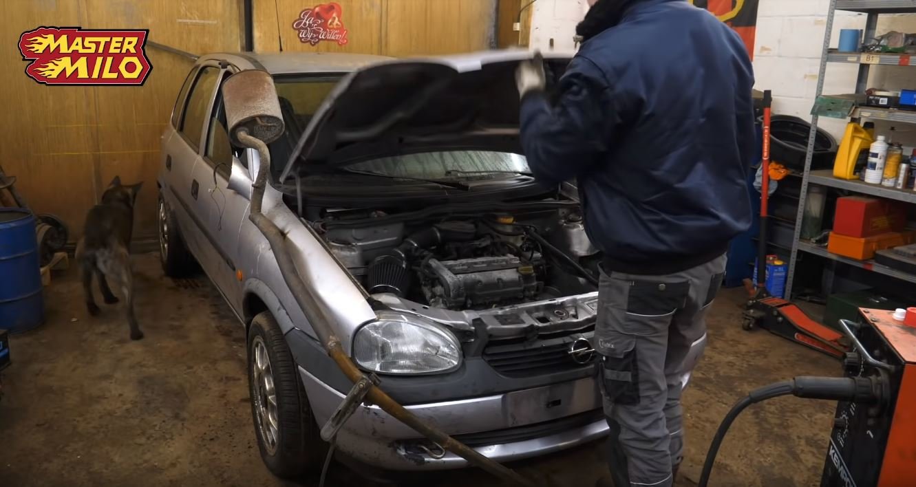 Stařičký Opel dostal druhý volant a rozdělené řízení (YouTube/mastermilo82)