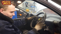 Stařičký Opel dostal druhý volant a rozdělené řízení (YouTube/mastermilo82)