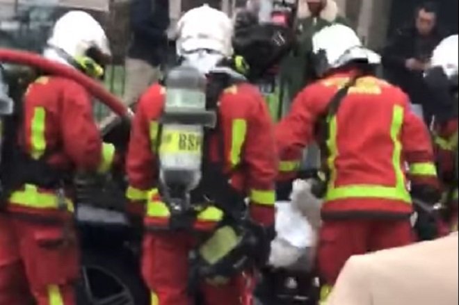 Pařížští hasiči se snažili najít motor ohořelého Porsche Cayman v předním úložném prostoru