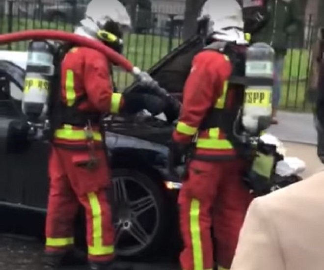 Pařížští hasiči se snažili najít motor ohořelého Porsche Cayman v předním úložném prostoru