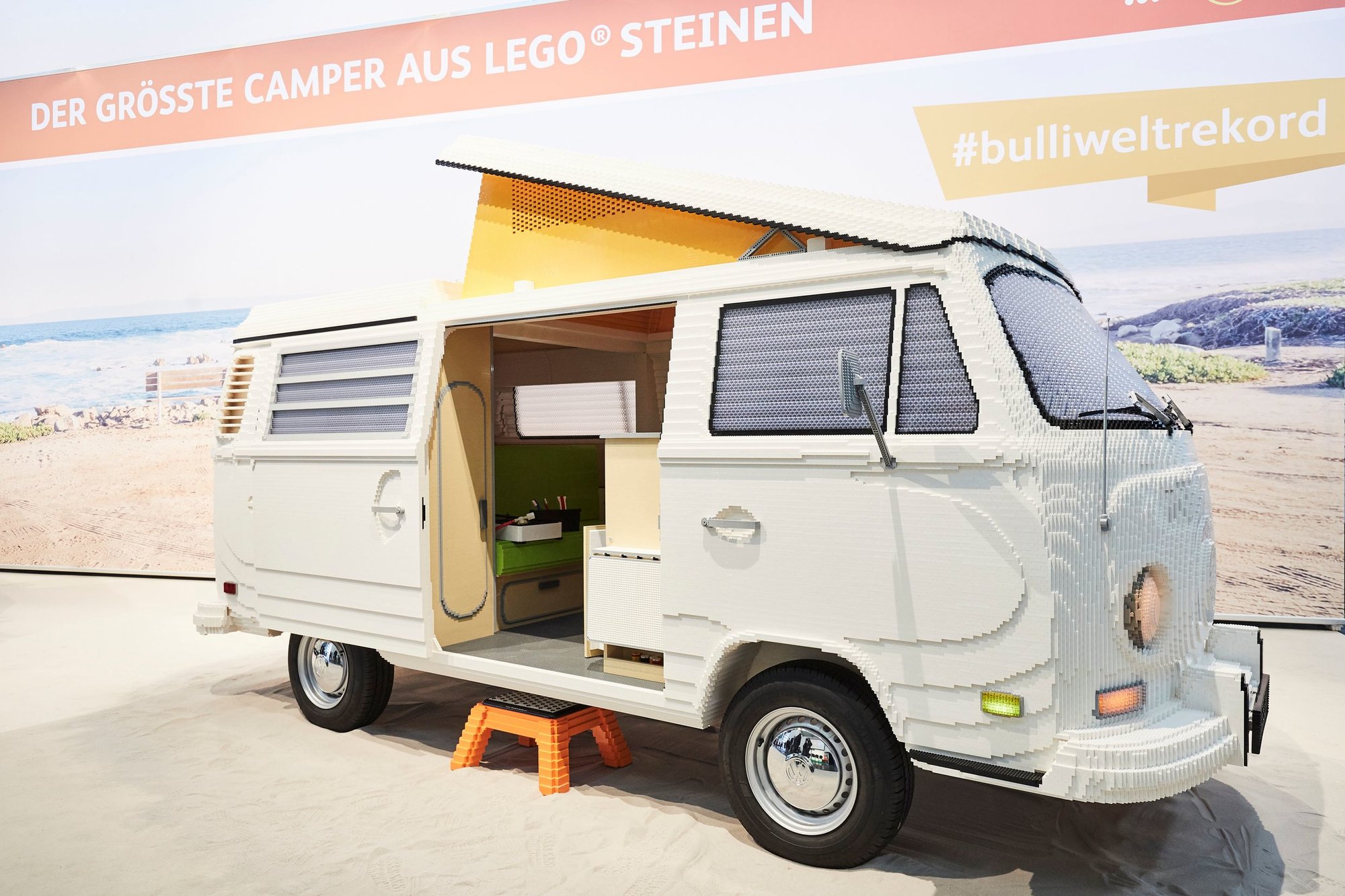 Obytný Volkswagen Transporter T2 sestavený ze 400 000 kostek LEGO