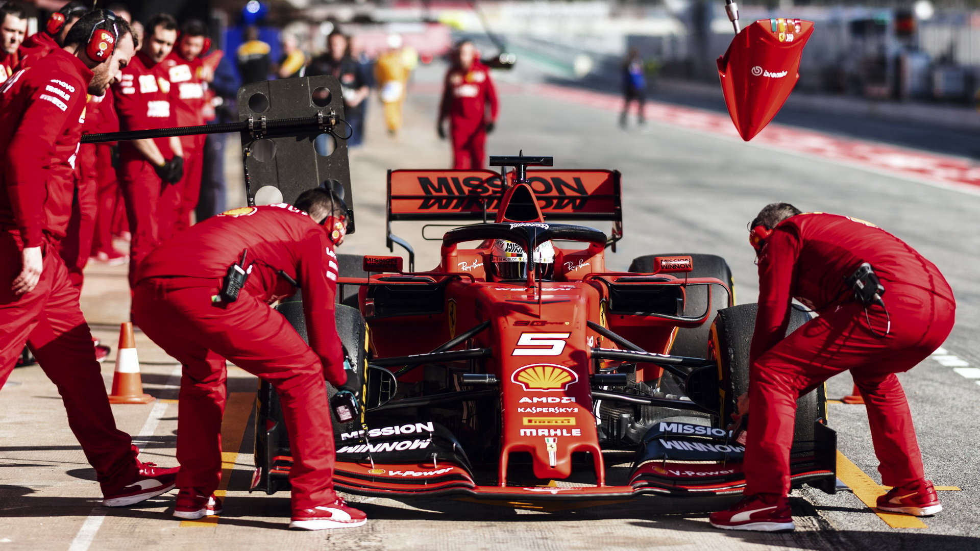 Sebastian Vettel v novém voze Ferrari SF90 při testech v Barceloně