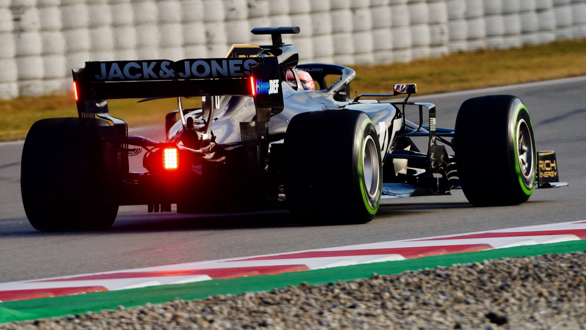 Romain Grosjean v novém voze Haas VF-19 Ferrari při testech v Barceloně