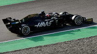Romain Grosjean v novém voze Haas VF-19 Ferrari při testech v Barceloně