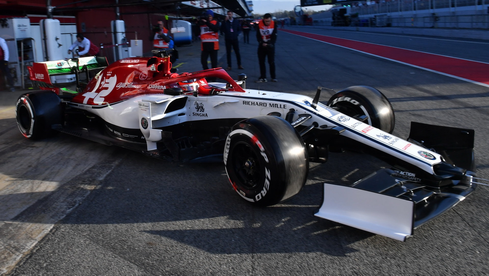 Kimi Räikkönen v novém voze Alfa Romeo C38 při testech v Barceloně
