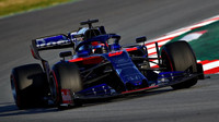 Daniil Kvjat v novém voze Toro Rosso STR14 - Honda při testech v Barceloně
