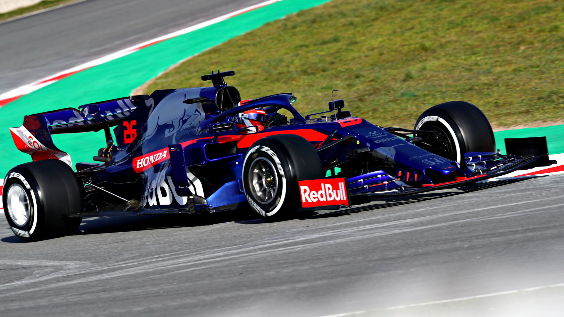 Daniil Kvjat v novém voze Toro Rosso STR14 - Honda při testech v Barceloně