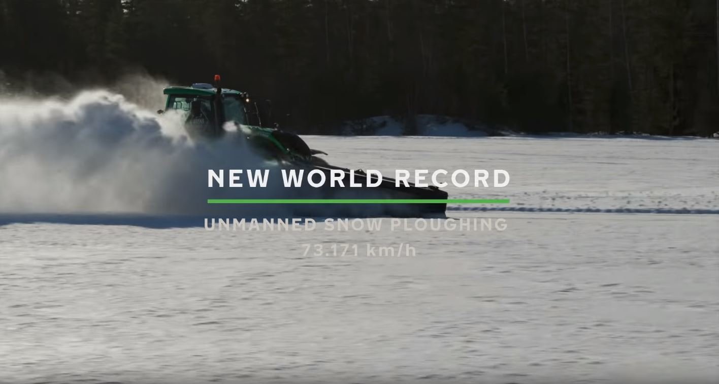 Valtra T254 Versu během „nejrychlejšího autonomního pluhování světa" (YouTube/Nokian Tyres)
