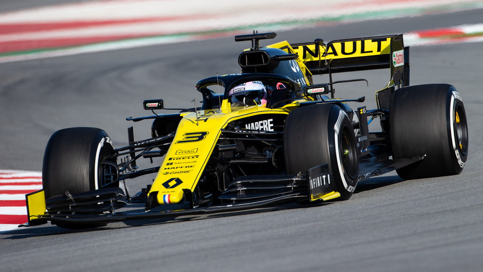Daniel Ricciardo v novém voze Renault RS19 při testech v Barceloně