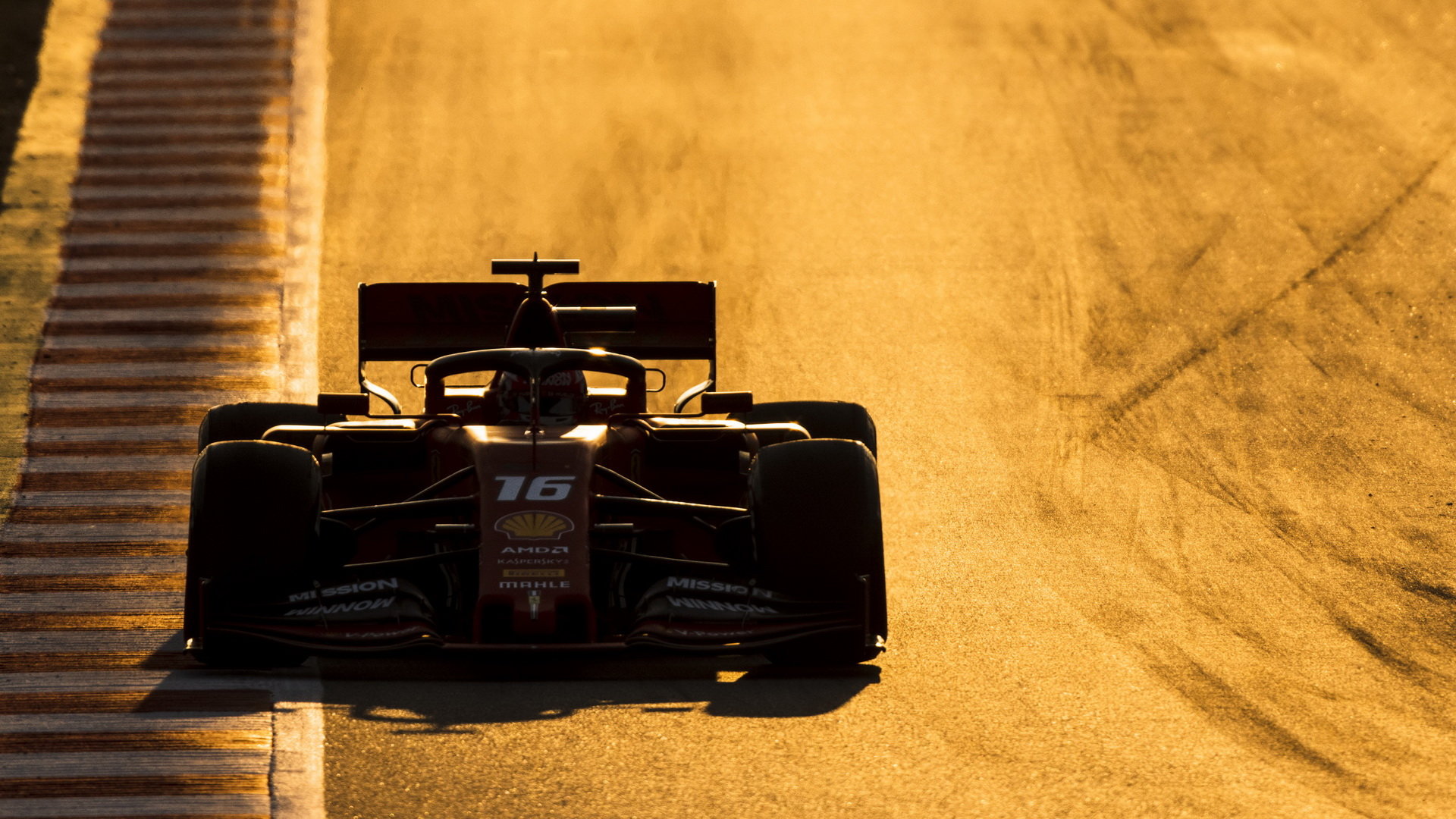 Charles Leclerc v novém voze Ferrari SF90 při druhém dni testů v Barceloně