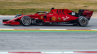 Charles Leclerc v novém voze Ferrari SF90 při druhém dni testů v Barceloně