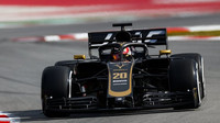 Kevin Magnussen v novém voze Haas VF-19 Ferrari při druhém dni testů v Barceloně