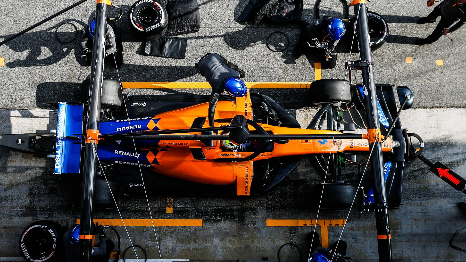 Lando Norris v novém voze McLaren MCL34 - Renault při druhém dni testů v Barceloně