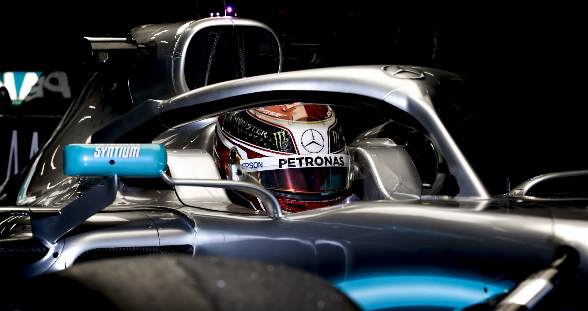 Lewis Hamilton v novém voze Mercedes F1 W10 EQ Power+ při druhém dni testů v Barceloně