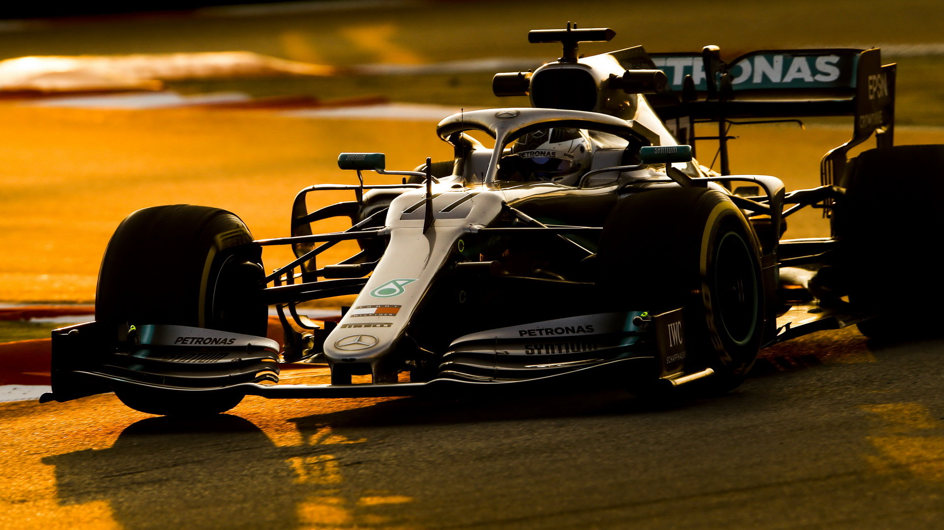 Valtteri Bottas v novém voze Mercedes F1 W10 EQ Power+ při druhém dni testů v Barceloně
