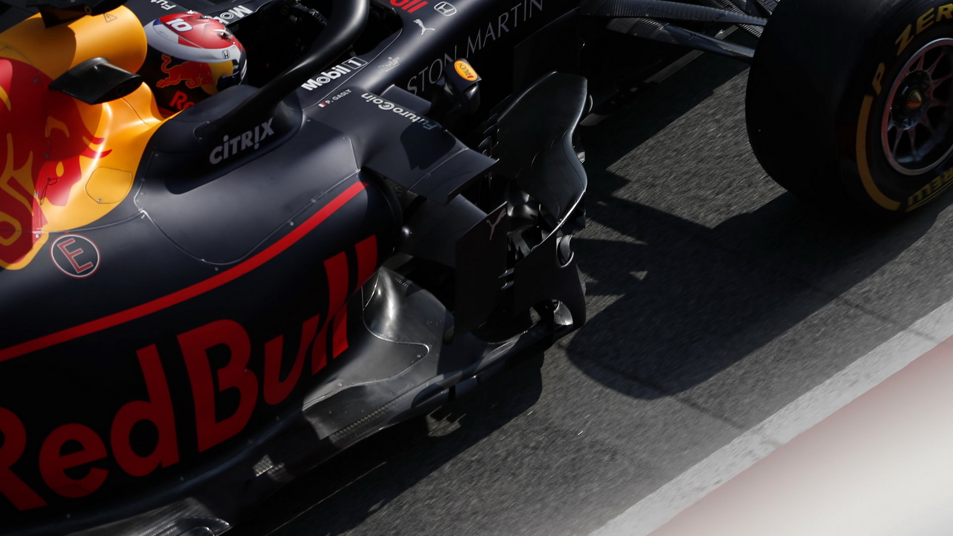 Pierre Gasly v novém voze Red Bull RB15 - Honda při druhém dni testů v Barceloně