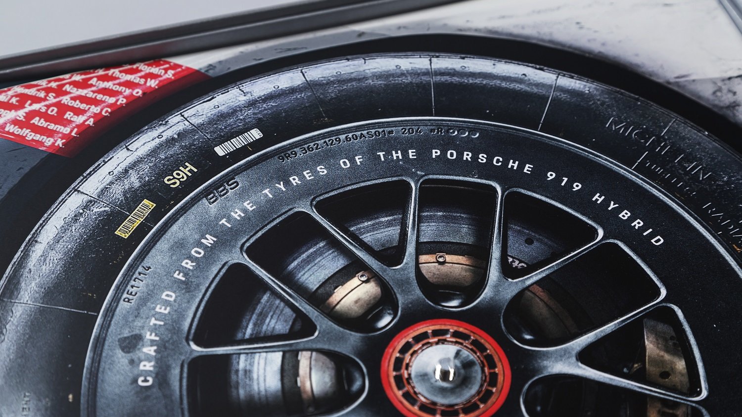 Porsche recyklovalo pneumatiky vítězného 919 Hybrid z Le Mans na unikátní vinylové desky