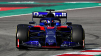 Alexander Algon v novém voze Toro Rosso STR14 - Honda při druhém dni testů v Barceloně