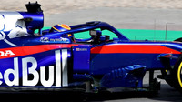 Alexander Algon v novém voze Toro Rosso STR14 - Honda při druhém dni testů v Barceloně