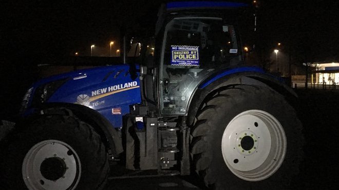 Policisté zabavili nepojištěný traktor, jehož řidič se pokoušel závodit s motorkáři