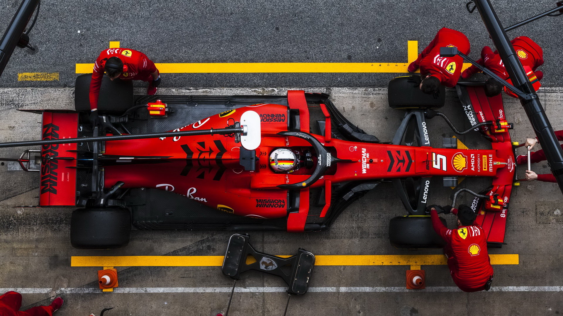 Sebastian Vettel ve voze Ferrari SF90 při třetím dnu testů v Barceloně