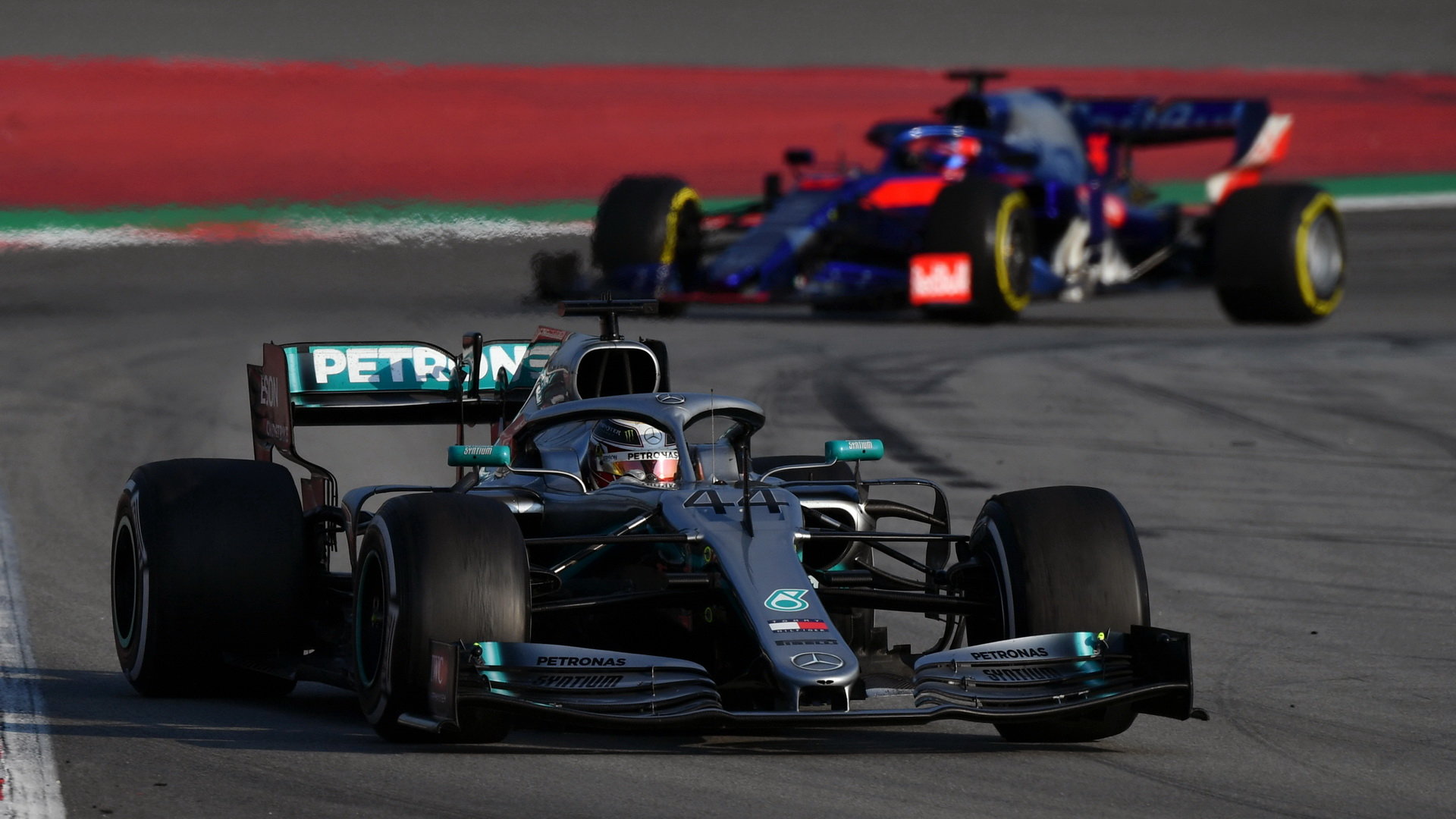 Lewis Hamilton ve voze Mercedes F1 W10 EQ Power+ při třetím dnu testů v Barceloně