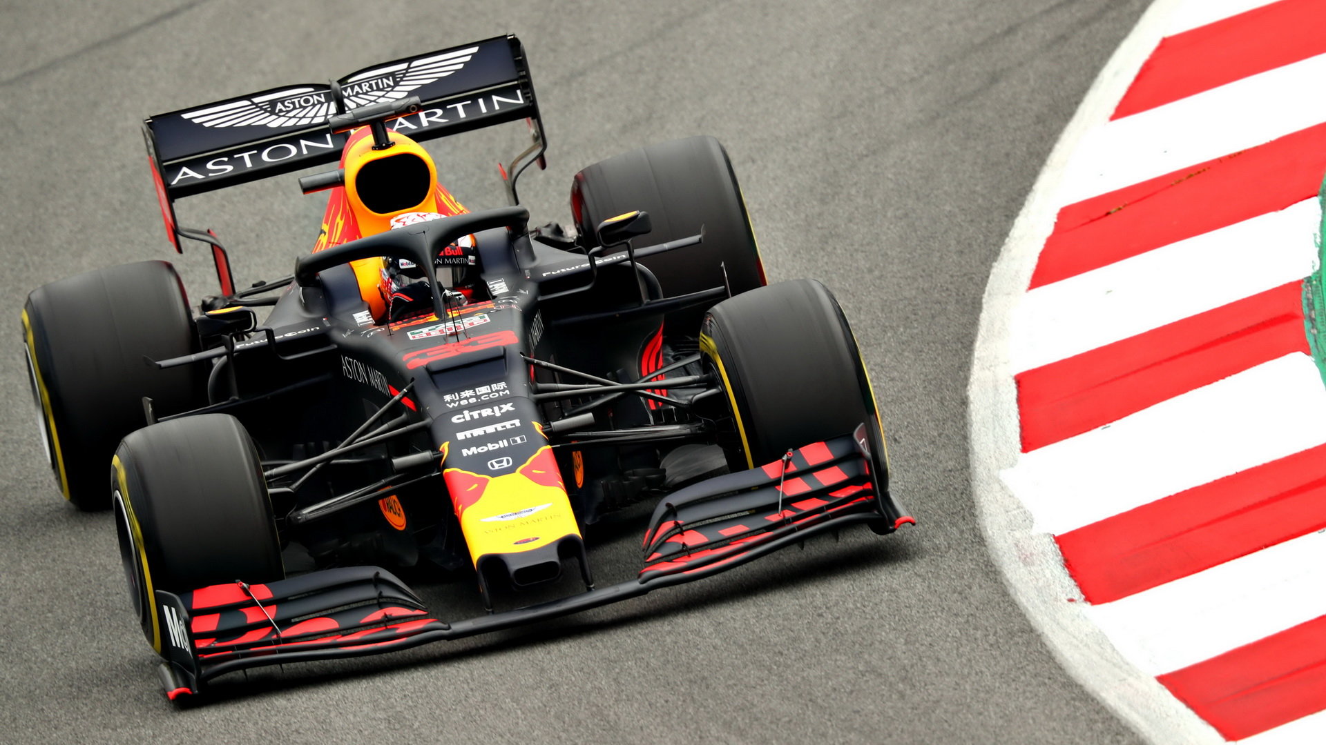 Max Verstappen v novém voze Red Bull RB15 - Honda při třetím dnu testů v Barceloně